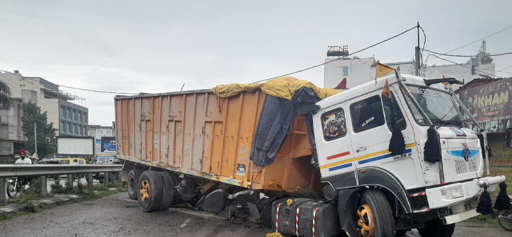 Pathankot News : ब्रेक फेल होने से ट्रेलर दुर्घटनाग्रस्त, चालक की सूझबूझ से टला बड़ा हादसा