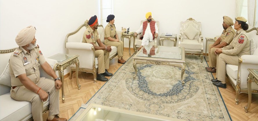 Punjab News : एसएसपी ने पीसीआर टीम के साथ मुख्यमंत्री से की मुलाकात Punjab News : एसएसपी ने पीसीआर टीम के साथ मुख्यमंत्री से की मुलाकात