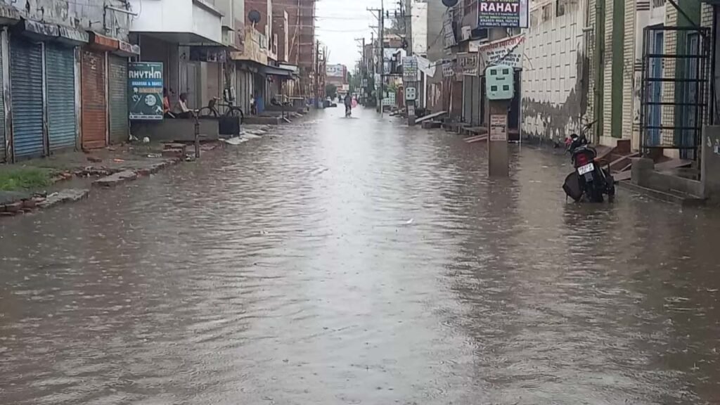 Weather News : तेज बारिश ने फाजिल्का को किया पानी-पानी, सड़कें और बाजार प्रभावित