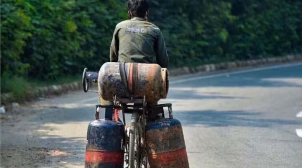 LPG Cylinder Price : LPG सिलेंडर हुआ सस्ता, सरकार ने 58 रुपये घटाए दाम 1 2 1 2 1 LPG Cylinder Price