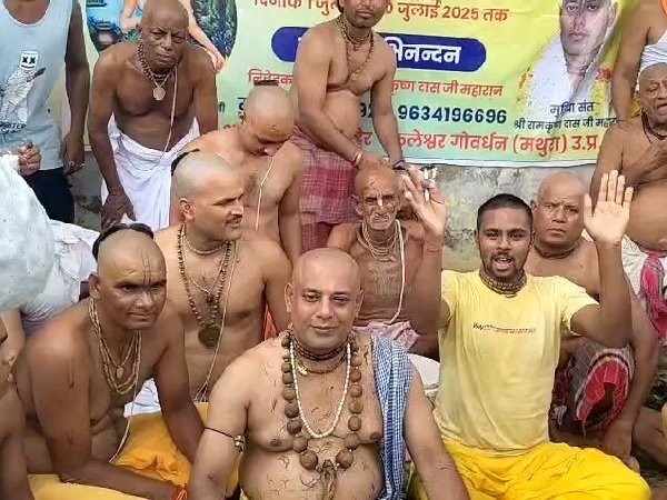 Guru Purnima : गुरु पूर्णिमाः गोवर्धन में लाखों लोगों ने की परिक्रमा Guru Purnima : गुरु पूर्णिमाः गोवर्धन में लाखों लोगों ने की परिक्रमा