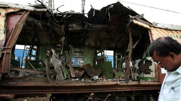 Mumbai Local Train Blast : मुंबई लोकल ट्रेन ब्लास्ट, बॉम्बे हाईकोर्ट ने सभी दोषियों को निर्दोष करार दिया, तत्काल रिहाई का आदेश Mumbai Local Train Blast : मुंबई लोकल ट्रेन ब्लास्ट, बॉम्बे हाईकोर्ट ने सभी दोषियों को निर्दोष करार दिया, तत्काल रिहाई का आदेश