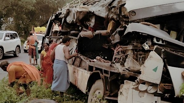 Road Accident : बस और ट्रक की टक्कर, 18 कांवड़ियों की माैत Road Accident : बस और ट्रक की टक्कर, 18 कांवड़ियों की माैत