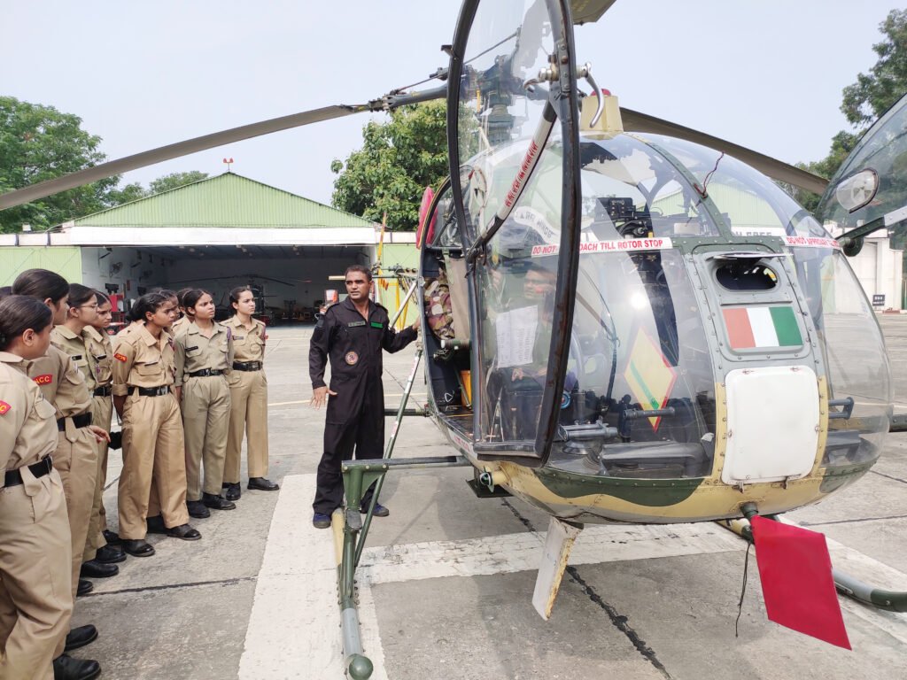 cadets visited Army Aviation Unit : HMV कैडेट्स ने आर्मी एविएशन यूनिट का किया दौरा
