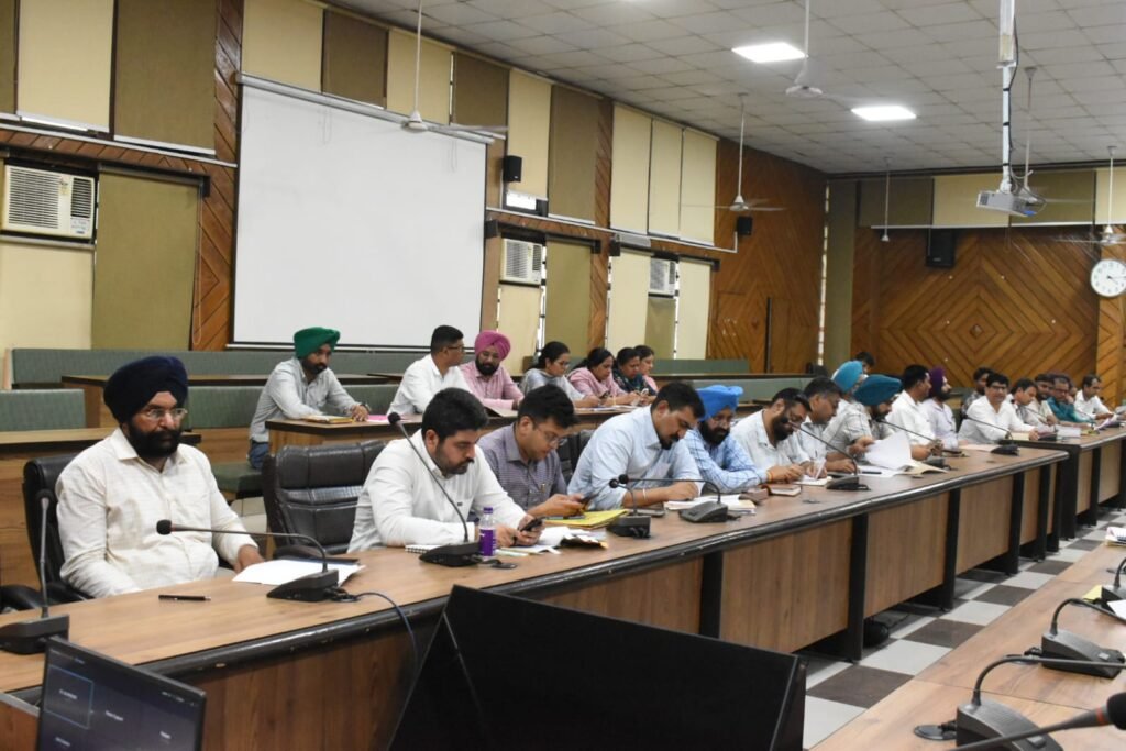 Jalandhar News : एडीसी जसबीर सिंह ने पर्यावरण अनुकूल गतिविधियों का लिया जायजा 1 dc1 dc1 Jalandhar News