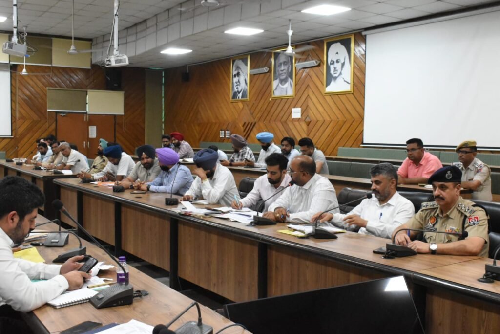 Jalandhar News : एडीसी जसबीर सिंह ने पर्यावरण अनुकूल गतिविधियों का लिया जायजा 2 dc2 dc2 Jalandhar News