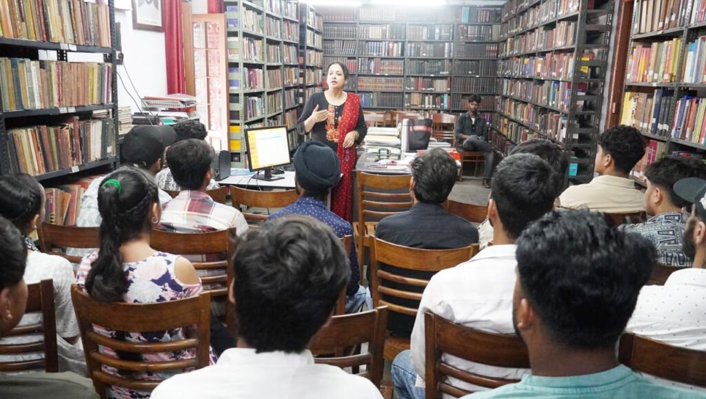 D.A.V. College : डी.ए.वी. कॉलेज में पुस्तकालय ओरिएंटेशन कार्यक्रम का आयोजन