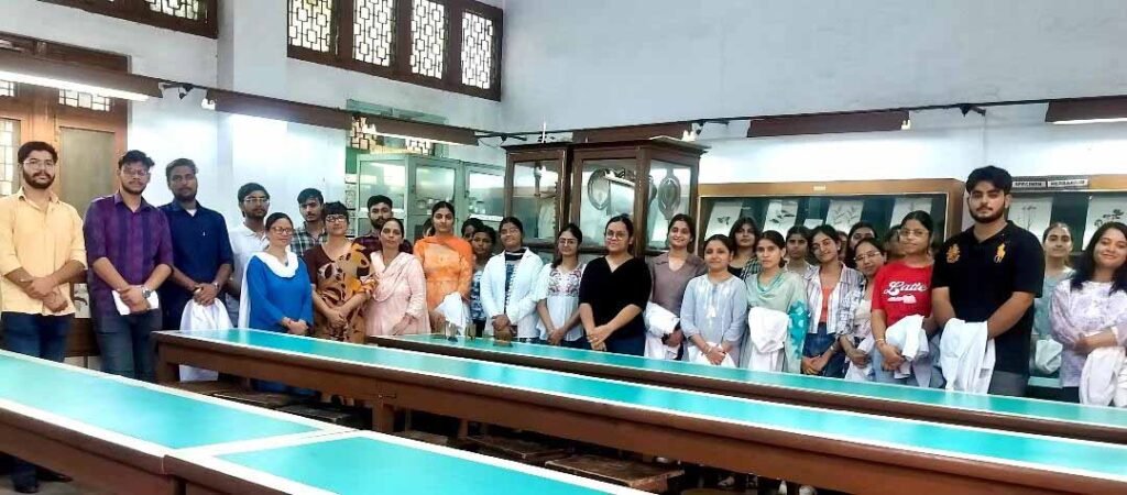 Special visit to Herbal Garden and Herbarium : डी.ए.वी. कॉलेज में हर्बल गार्डन और हर्बेरियम का आयुर्वेदिक छात्रों के लिए विशेष दौरा