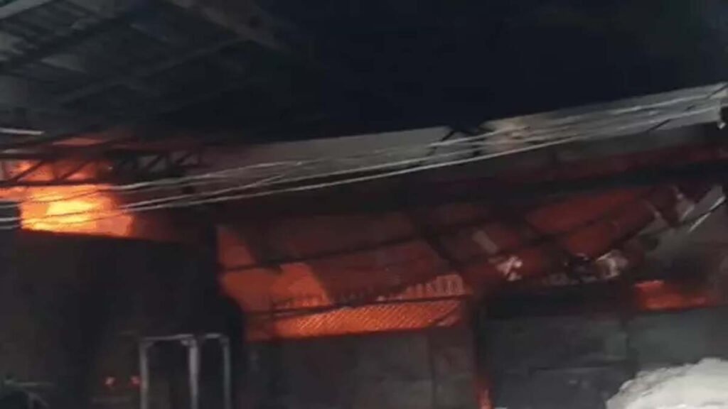 Fire in plastic Factories : अमृतसर की दो प्लास्टिक फैक्ट्रियों में भीषण आग, सारा सामान जलकर राख 1 1 46 1 46 Fire in plastic Factories