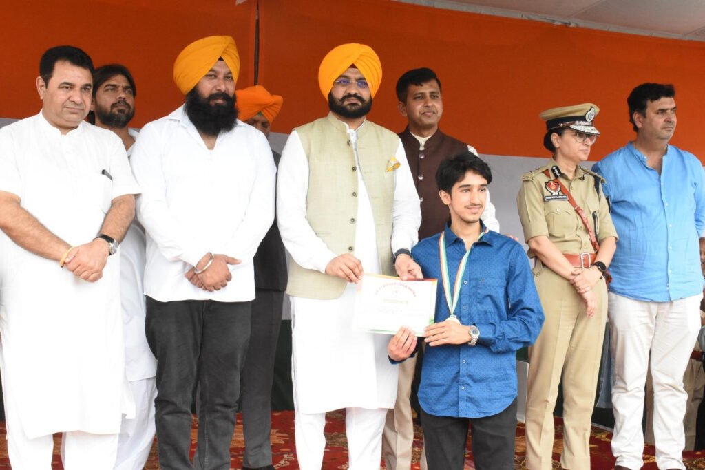 Guru Gobind Singh Stadium : गुरु गोबिंद सिंह स्टेडियम में स्वतंत्रता दिवस पर जिला स्तरीय समारोह का आयोजन