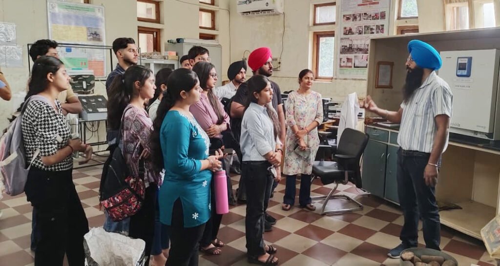 DAV College students experience of biomass energy : एनआईबीई में डी.ए.वी. कॉलेज के छात्रों को मिला बायोमास ऊर्जा का अनुभव