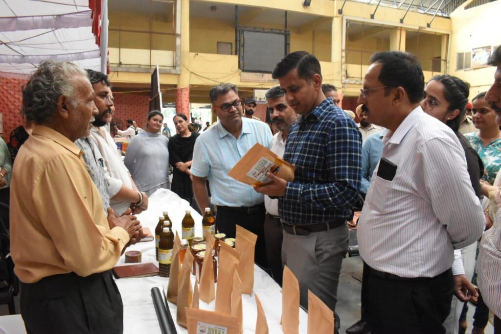 Deputy Commissioner inspected ISBT: डिप्टी कमिश्नर ने ISBT का निरीक्षण कर आकांक्षा हट का किया दौरा