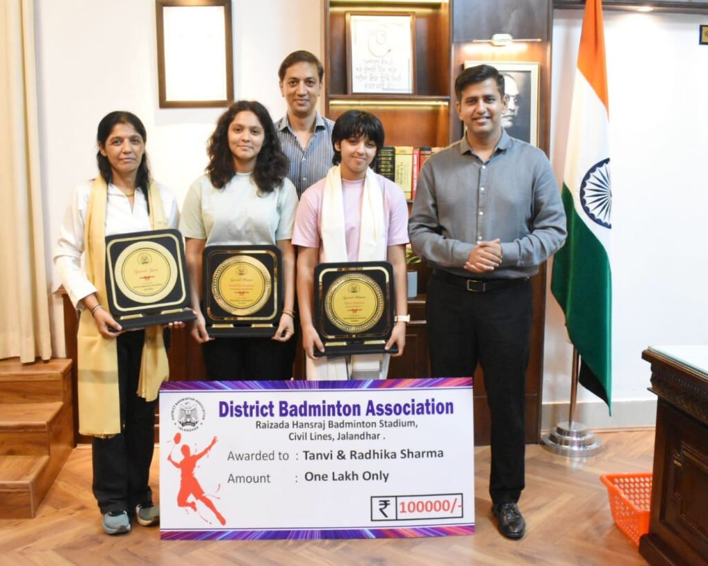 Deputy Commissioner : दोनों बहनों को राष्ट्रीय उपलब्धियों पर डिप्टी कमिश्नर ने किया सम्मानित Deputy Commissioner : दोनों बहनों को राष्ट्रीय उपलब्धियों पर डिप्टी कमिश्नर ने किया सम्मानित