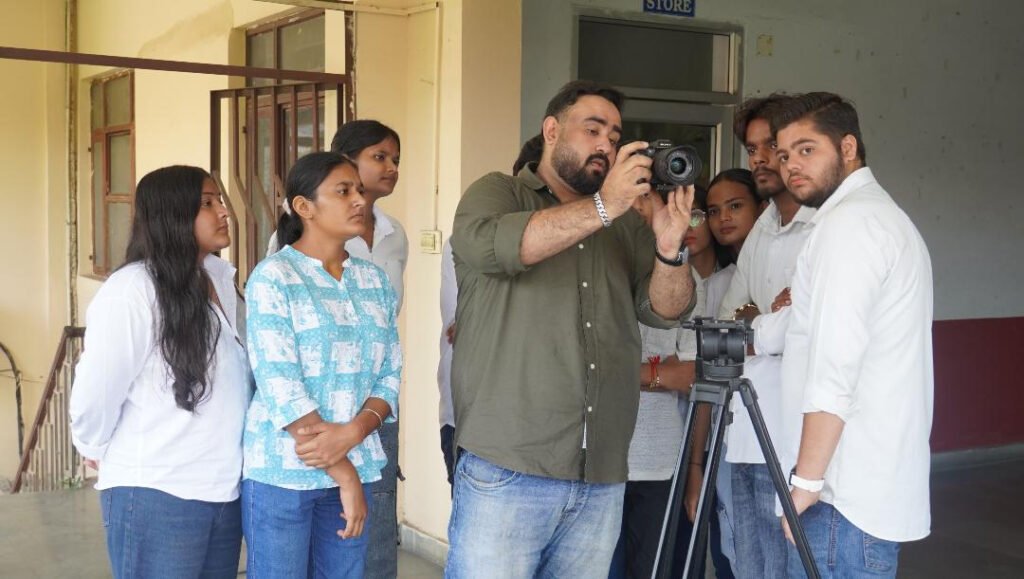 DAV College in Photography Day : विश्व फोटोग्राफी दिवस पर डीएवी कॉलेज में फोटोग्राफी कार्यशाला का आयोजन