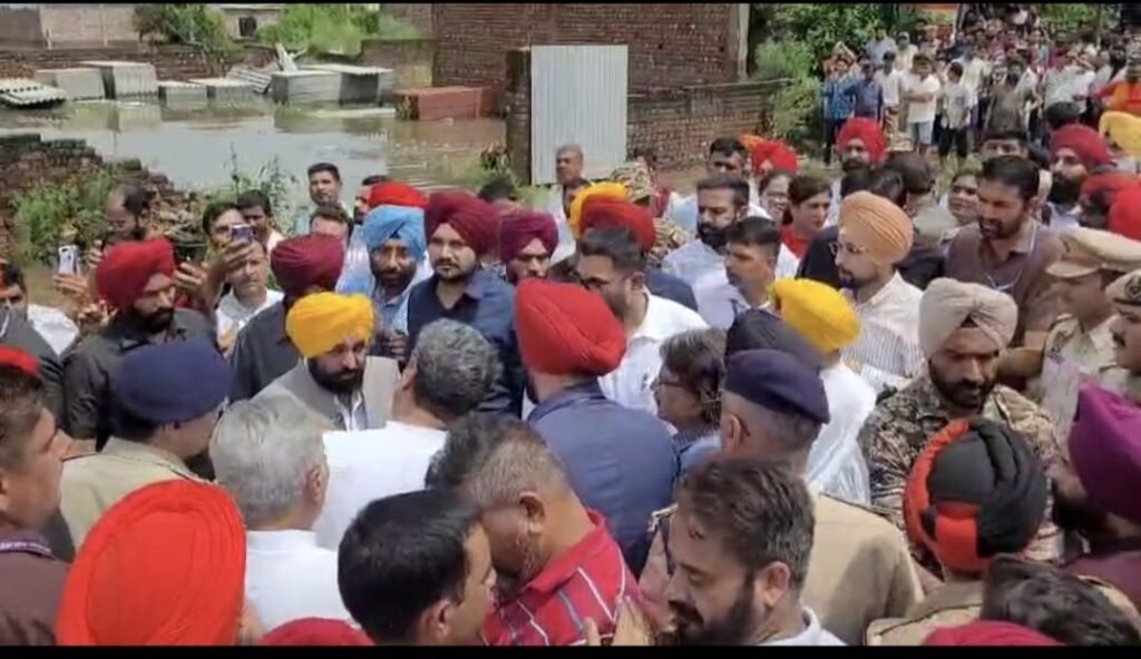 Punjab CM: बाढ़ प्रभावित इलाकों का जायजा लेने पहुंचे मुख्यमंत्री, राहत कार्यों को तेज करने के दिए आदेश