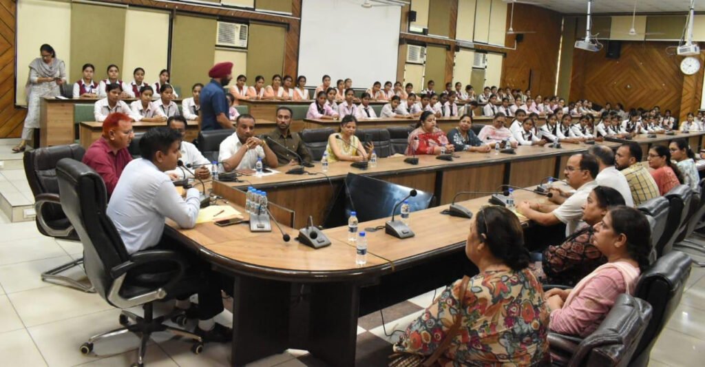 Chetana Vidyarthi Yatra : डिप्टी कमिश्नर ने ‘चेतना विद्यार्थी यात्रा’ में सरकारी दफ्तरों का किया दौरा