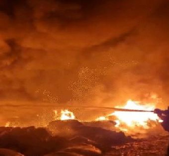 Fire in plastic Factories : अमृतसर की दो प्लास्टिक फैक्ट्रियों में भीषण आग, सारा सामान जलकर राख Fire in plastic Factories : अमृतसर की दो प्लास्टिक फैक्ट्रियों में भीषण आग, सारा सामान जलकर राख