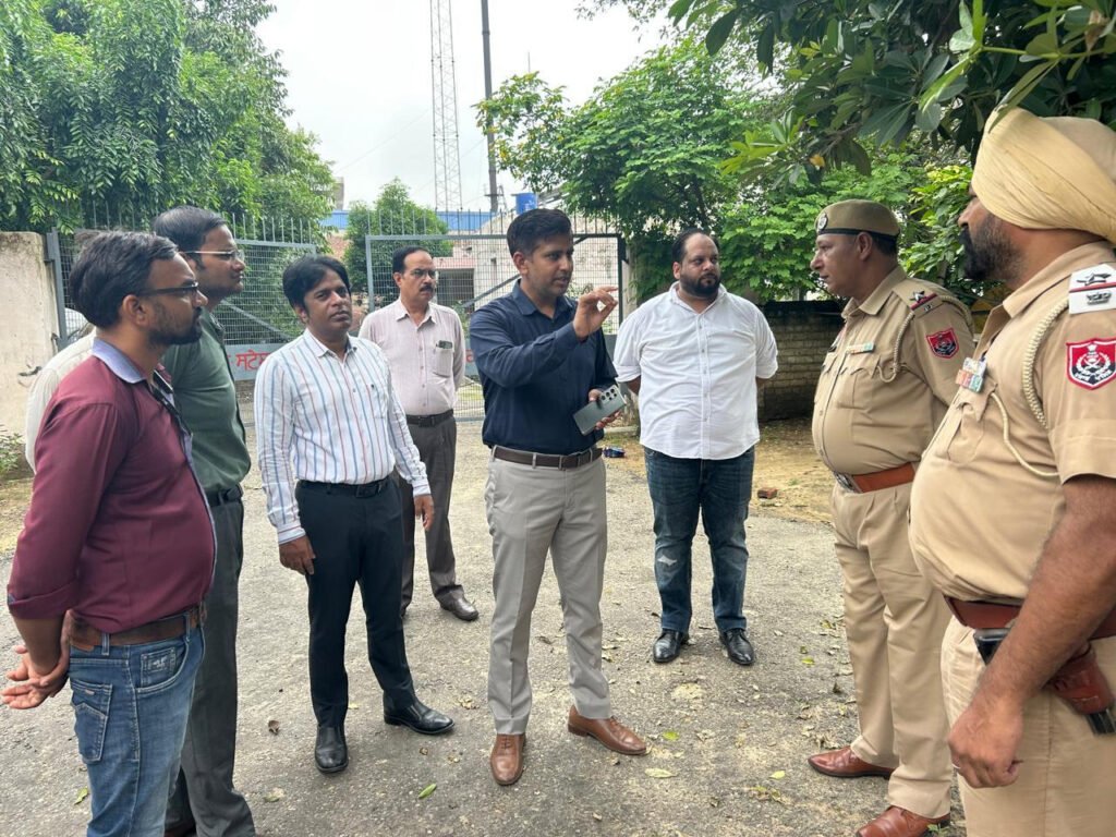 DC Visit MSDC : डिप्टी कमिश्नर ने मल्टी स्किल डेवेलपमेंट सेंटर का किया दौरा 1 2 3 2 3 Deputy Commissioner