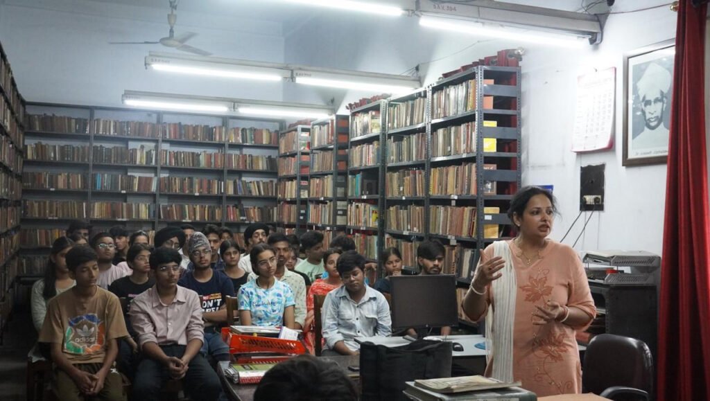 D.A.V. College : डी.ए.वी. कॉलेज में पुस्तकालय ओरिएंटेशन कार्यक्रम का आयोजन 1 2 4 2 4 D.A.V. College