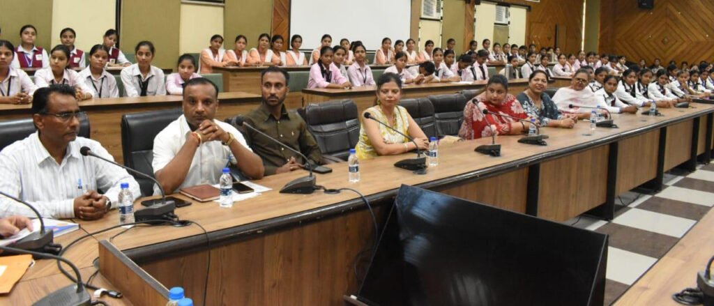 Chetana Vidyarthi Yatra : डिप्टी कमिश्नर ने ‘चेतना विद्यार्थी यात्रा’ में सरकारी दफ्तरों का किया दौरा 1 2 54 2 54 Chetana Vidyarthi Yatra