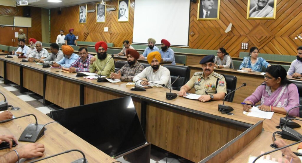 Jalandhar News : डिप्टी कमिश्नर की अध्यक्षता में पटाखा बाजार को लेकर अहम बैठक 1 2 60 2 60 Jalandhar News
