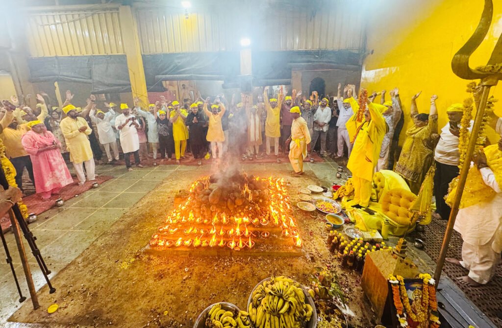 Maa Baglamukhi Hawan : मंदिर में भावुक होना कमजोरी नहीं बल्कि आत्म की शुद्धि-नवजीत भारद्वाज 1 2 62 2 62 Maa Baglamukhi Hawan