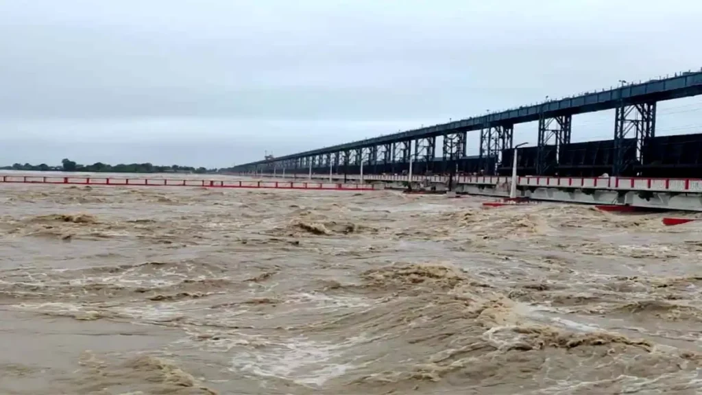 Flood in Punjab: राज्य में बाढ़ से सैकड़ों गांव प्रभावित, राहत कार्यों के लिए राज्य मंत्रिमंडल और विधायकों ने एक महीने का वेतन देने का किया फैसला