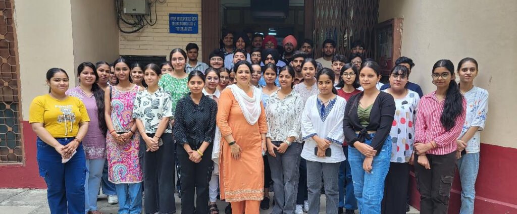 D.A.V. College : डी.ए.वी. कॉलेज में पुस्तकालय ओरिएंटेशन कार्यक्रम का आयोजन 2 3 2 3 2 D.A.V. College