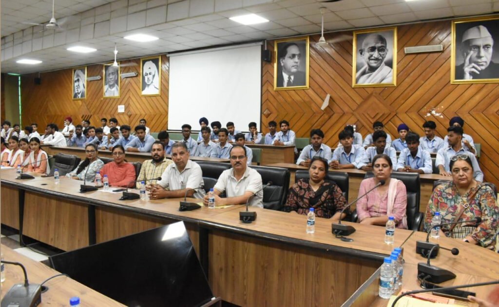 Chetana Vidyarthi Yatra : डिप्टी कमिश्नर ने ‘चेतना विद्यार्थी यात्रा’ में सरकारी दफ्तरों का किया दौरा 2 3 29 3 29 Chetana Vidyarthi Yatra