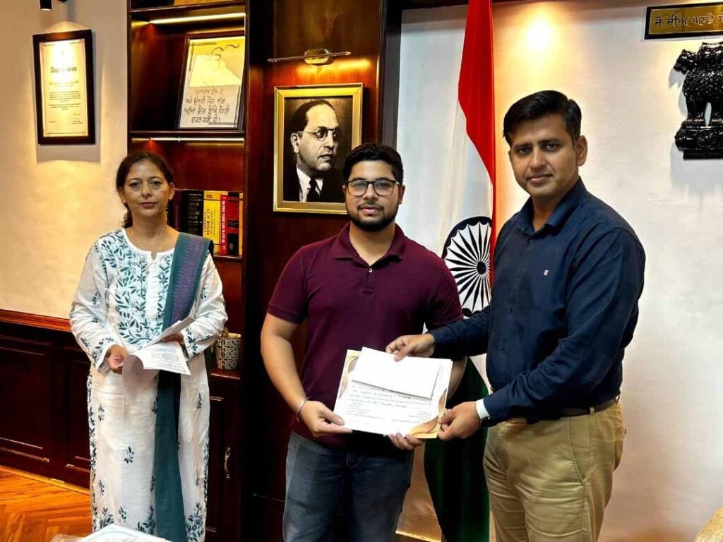 Public-Policy Internship : पब्लिक-पॉलिसी इंटर्नशिप प्रोग्राम के तीसरे बैच का समापन, डिप्टी कमिश्नर ने किया सम्मानित 2 3 39 3 39 Public-Policy Internship