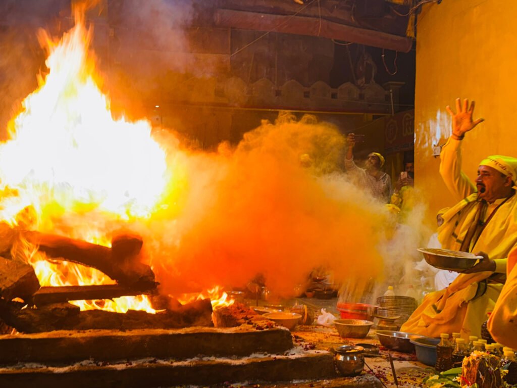 Maa Baglamukhi Hawan : मंदिर में भावुक होना कमजोरी नहीं बल्कि आत्म की शुद्धि-नवजीत भारद्वाज 2 4 12 4 12 Maa Baglamukhi Hawan