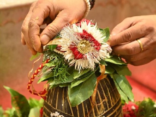 A silk rakhi was tied to Baba Vishwanath : बाबा विश्वनाथ को बांधी रेशम की राखी, देशभर में रक्षाबंधन की धूम A silk rakhi was tied to Baba Vishwanath : बाबा विश्वनाथ को बांधी रेशम की राखी, देशभर में रक्षाबंधन की धूम