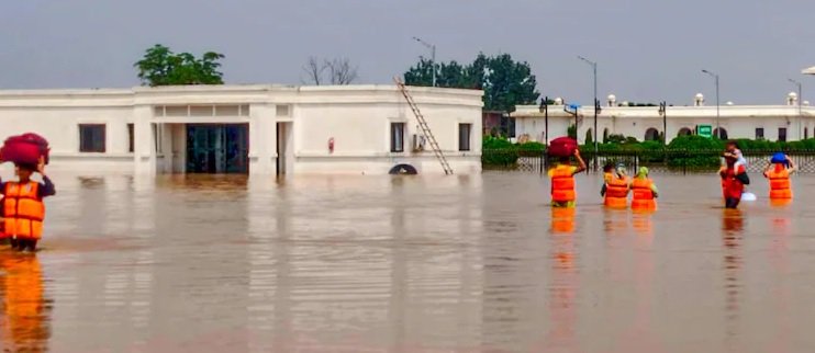 Gurdwara Kartarpur Sahib : गुरुद्वारा करतारपुर साहिब जलमग्न, राहत कार्य शुरू Gurdwara Kartarpur Sahib : गुरुद्वारा करतारपुर साहिब जलमग्न, राहत कार्य शुरू