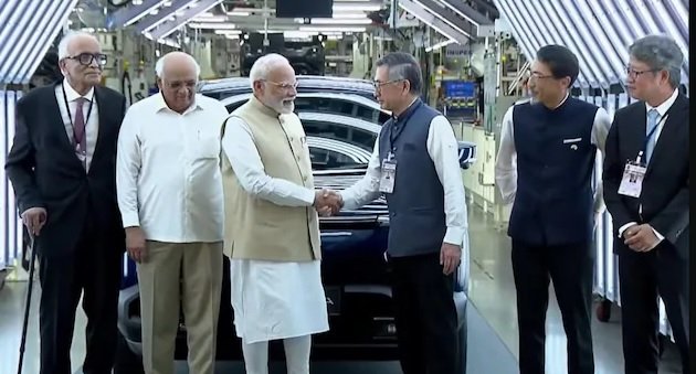 PM Modi flagged off the EV plant : PM मोदी ने EV प्लांट को दिखाई हरी झंडी, जानें ई-विटारा के फीचर्स PM Modi flagged off the EV plant : PM मोदी ने EV प्लांट को दिखाई हरी झंडी, जानें ई-विटारा के फीचर्स