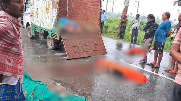 Road Accident : ट्रक ने मारी आटो को टक्कर, 8 लोगों की दर्दनाक माैत Road Accident : ट्रक ने मारी आटो को टक्कर, 8 लोगों की दर्दनाक माैत