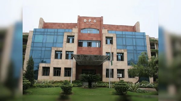 Three schools in Delhi received bomb threats : दिल्ली के तीन स्कूलों को मिली बम से उड़ाने की धमकी, स्कूल खाली करवाए गए Three schools in Delhi received bomb threats : दिल्ली के तीन स्कूलों को मिली बम से उड़ाने की धमकी, स्कूल खाली करवाए गए