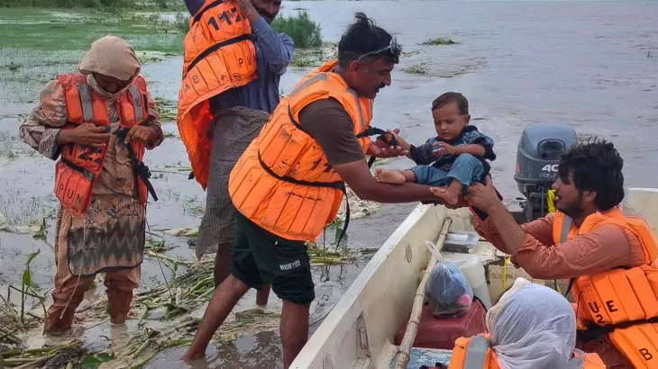 Pakistan Floods 2025: पाकिस्तान के पंजाब प्रांत के कुछ हिस्सों में अत्यधिक बाढ़ से तबाही; कारें, घर और इमारतें हुईं जलमग्न Pakistan Floods 2025: पाकिस्तान के पंजाब प्रांत के कुछ हिस्सों में अत्यधिक बाढ़ से तबाही; कारें, घर और इमारतें हुईं जलमग्न