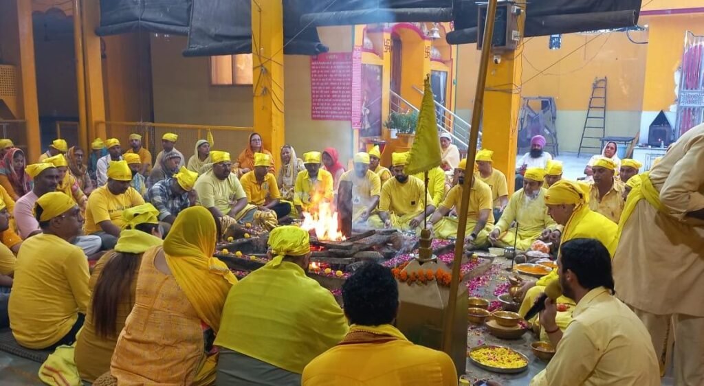 Maa Baglamukhi Hawan: जो अहंकार का विसर्जन करता है वही परमात्मा के द्वार तक सुरक्षति पहुंचता है- नवजीत भारद्वाज Maa Baglamukhi Hawan: जो अहंकार का विसर्जन करता है वही परमात्मा के द्वार तक सुरक्षति पहुंचता है- नवजीत भारद्वाज