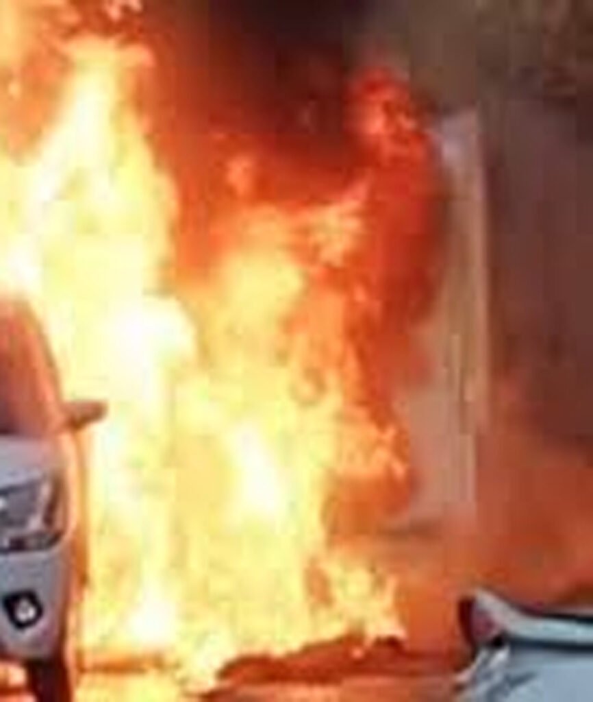 Fire caused commotion in New Vishwakarma Nagar : न्यू विश्वकर्मा नगर में आग लगने से मचा हड़कंप, घर में खड़ी कार और बाइक जलकर राख