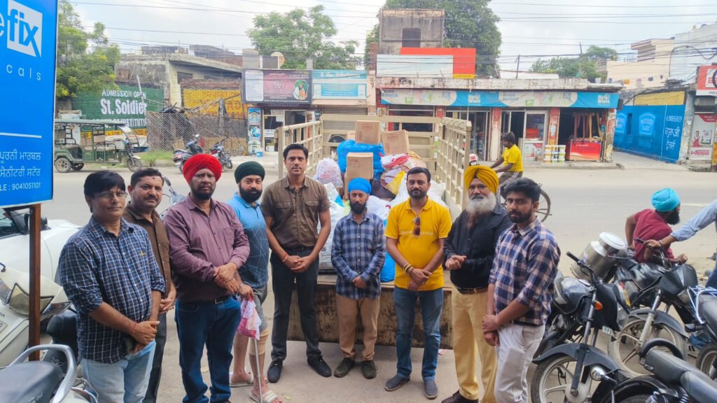 Flood relief work : बाढ़ पीड़ितों की सेवा में जुटी डिजिटल मीडिया एसोसिएशन(DMA), पत्रकारों ने किश्ती में सवार होकर गांव-गांव जाकर लोगों के घरों तक पहुंचाई राहत सामग्री