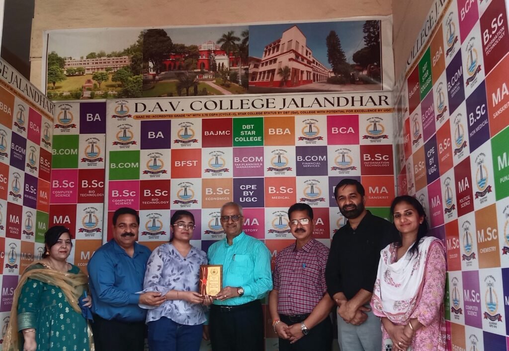 University Topper : डीऐवी कॉलेज की पल्ल्वी शर्मा ने किया यूनिवर्सिटी में टॉप