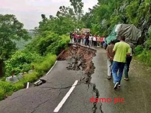 Earthquake in Myanmar : जब लोग सो रहे थे तब कांपने लगी धरती, मचा हड़कंप Earthquake in Myanmar : जब लोग सो रहे थे तब कांपने लगी धरती, मचा हड़कंप