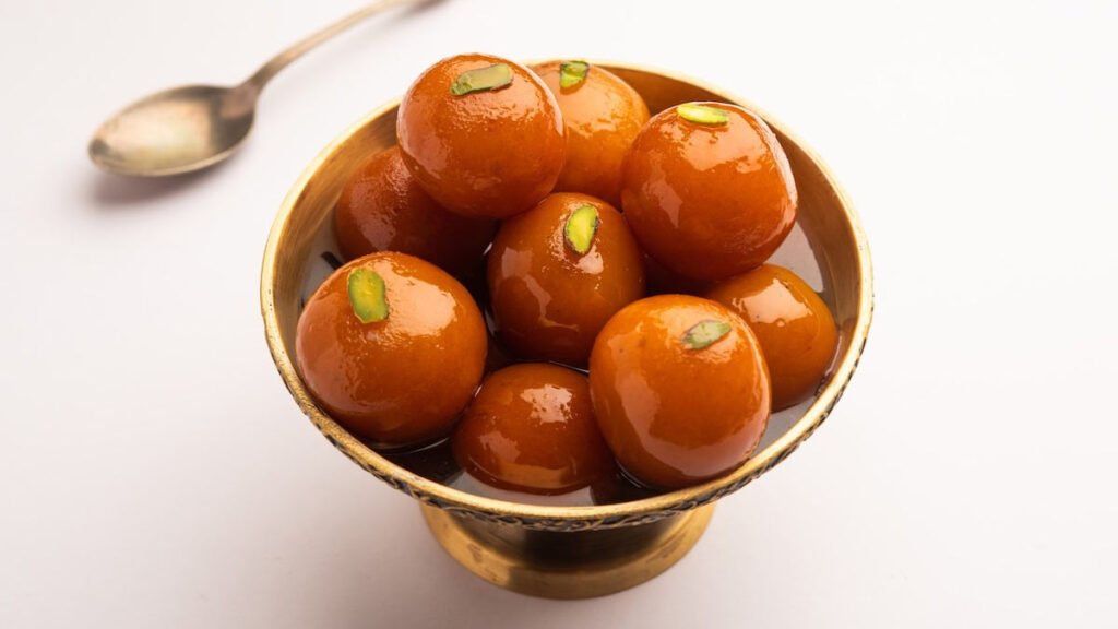 Gulab Jamun Story : गुलाब जामुन मिठाई में न गुलाब, न जामुन, फिर क्यों पड़ा ये नाम?
