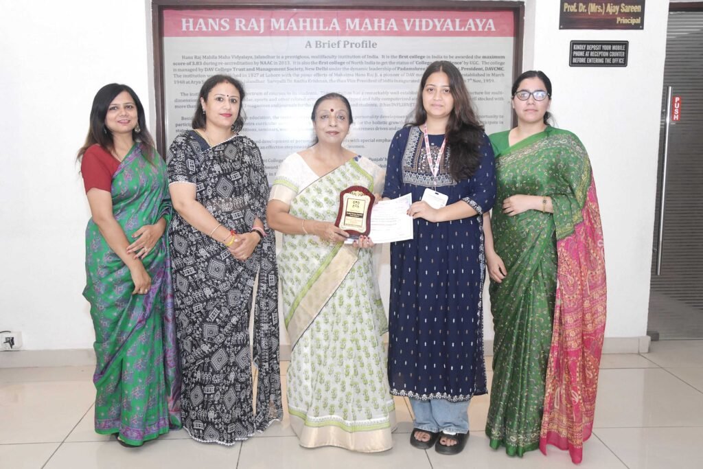 Radio Feature Competition : HMV की छात्रा ने लगातार दूसरी बार रेडियो फीचर प्रतियोगिता में जीता प्रथम पुरस्कार