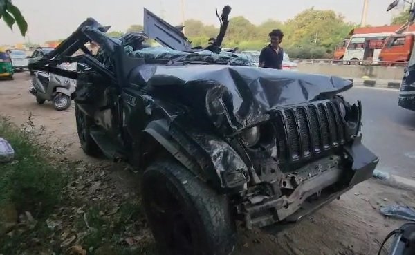 Thar collided with a divider, five people died : डिवाइडर से टकराई थार, पांच लोगों की माैत Thar collided with a divider, five people died : डिवाइडर से टकराई थार, पांच लोगों की माैत