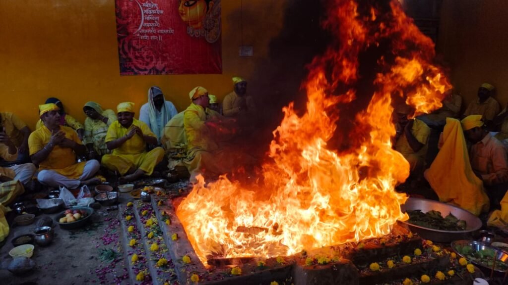 Maa Baglamukhi Dham : कोई सदगुरु मिले तो भेद बतावें, असली सत्य तुम्हारे भीतर ही छिपा - नवजीत भारद्वाज 6 WhatsApp Image 2025 09 19 at 6.19.59 PM WhatsApp Image 2025 09 19 at 6.19.59 PM Maa Baglamukhi Dham