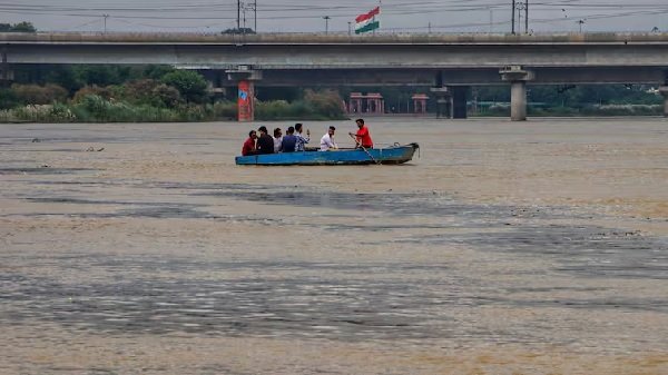 Yamuna water level increased : यमुना का जलस्तर बढ़ा, दिल्ली में बाढ़ का खतरा Yamuna water level increased : यमुना का जलस्तर बढ़ा, दिल्ली में बाढ़ का खतरा