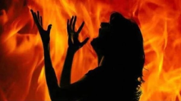 Boy burns girlfriend alive : प्यार या पागलपन… लड़के ने गर्लफ्रेंड को जिंदा जला दिया Boy burns girlfriend alive : प्यार या पागलपन… लड़के ने गर्लफ्रेंड को जिंदा जला दिया