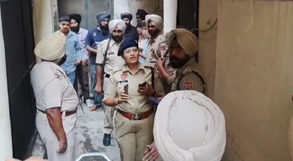 Police action at drug smuggler house : जालंधऱ में नशा तस्कर के घर पुलिस का एक्शन, आरोपी खुद जेल में बंद Police action at drug smuggler house : जालंधऱ में नशा तस्कर के घर पुलिस का एक्शन, आरोपी खुद जेल में बंद