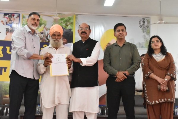 Punjab government kept its promise : पंजाब सरकार ने वादा निभाया, जालंधर जिले में 13 करोड़ रुपये बाढ़ पीड़ितों को वितरित किए जाएंगे Punjab government kept its promise : पंजाब सरकार ने वादा निभाया, जालंधर जिले में 13 करोड़ रुपये बाढ़ पीड़ितों को वितरित किए जाएंगे